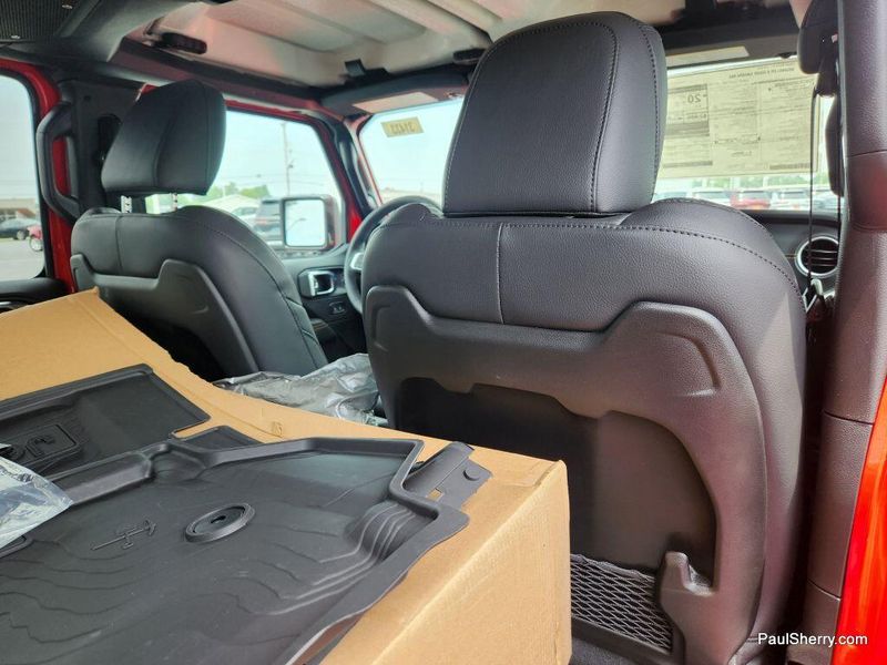 New 2025 Jeep Wrangler 4-door SaharaImage 50