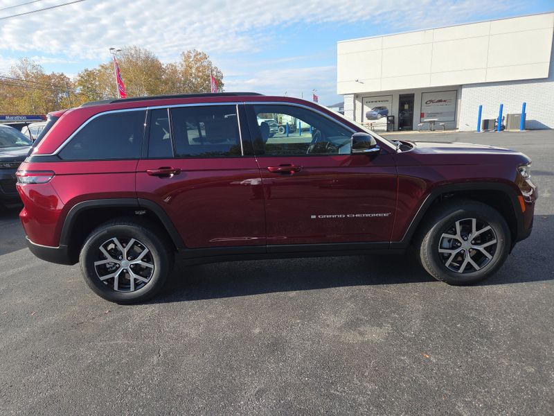 2025 Jeep Grand Cherokee Limited photo 2