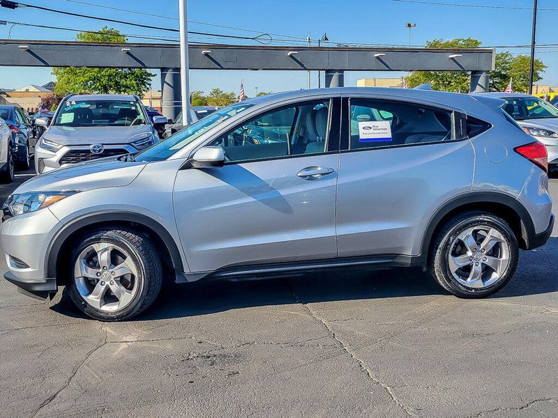 2017 Honda HR-V LX photo 4