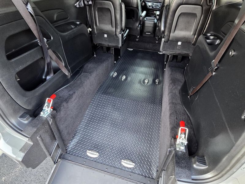 Used 2025 Chrysler Pacifica Select