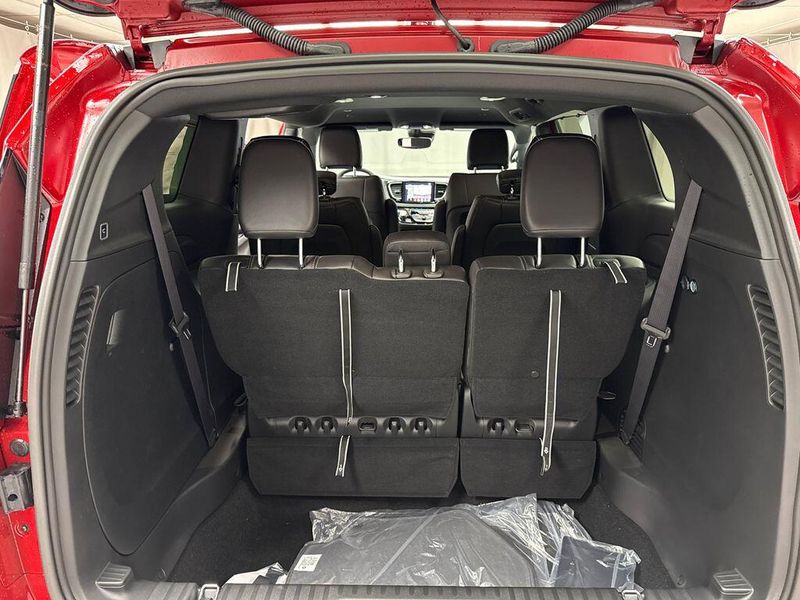 New 2026 Chrysler Pacifica SelectImage 17