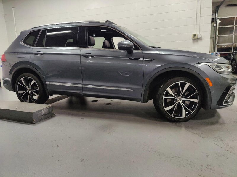 2022 Volkswagen Tiguan SEL R-Line AWD w/Sunroof/NavImage 3