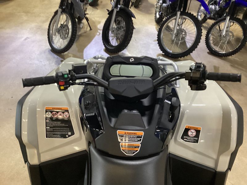 2024 Can-Am OUTLANDER X XC 1000R CHALK GRAY AND CANAM REDImage 6