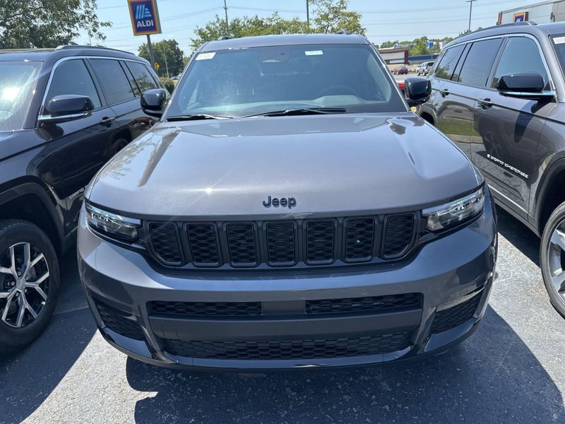 New 2025 Jeep Grand Cherokee L Limited 4x4Image 2