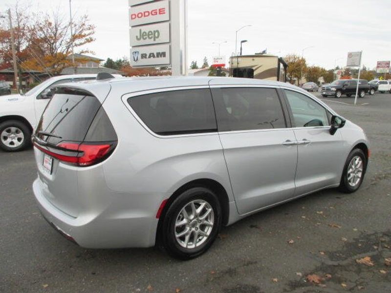 Used 2024 Chrysler Pacifica Touring LImage 7