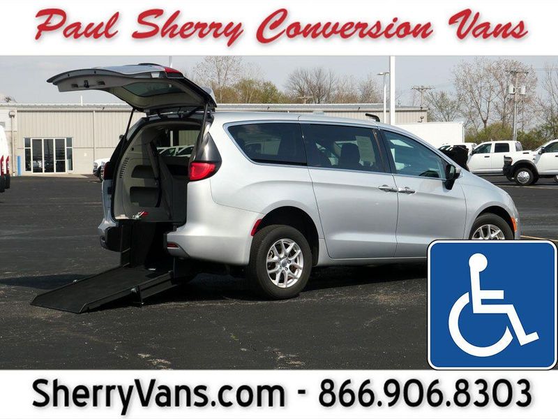 2023 Chrysler Voyager LXImage 1