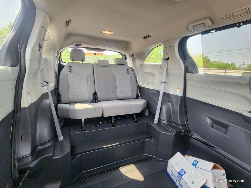 2022 Toyota Sienna Hybrid LEImage 4