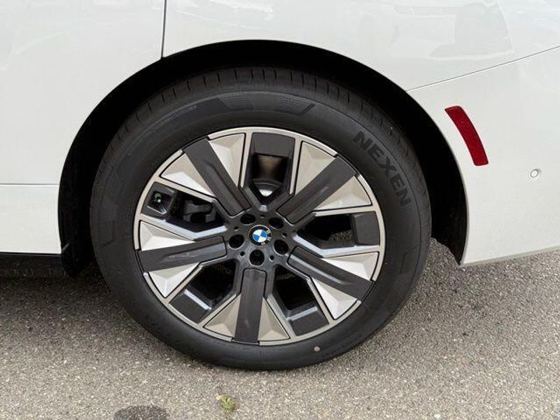 New 2026 BMW iX xDrive45Image 14
