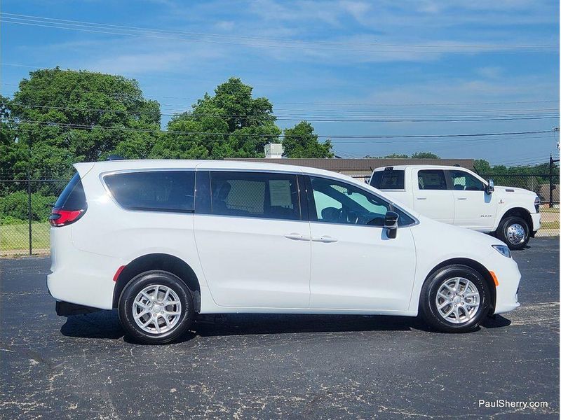 Used 2026 Chrysler Pacifica Select