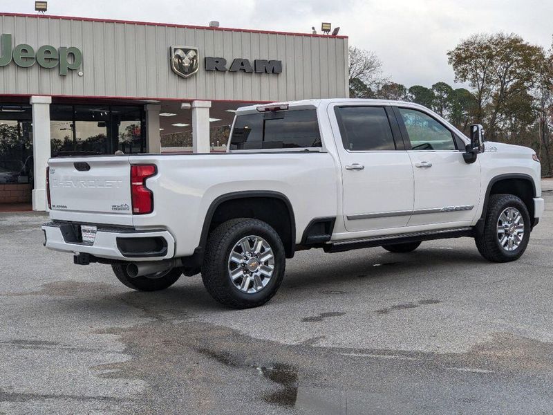 2024 Chevrolet Silverado 2500HD High CountryImage 3