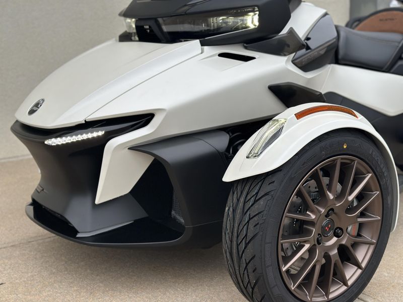 2024 Can-Am SPYDER RT SEA TO SKYImage 8