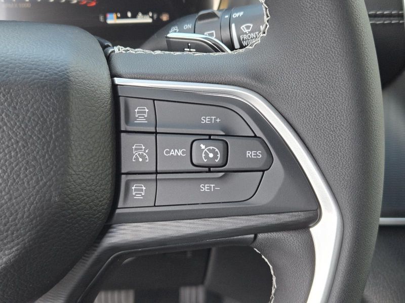 New 2026 Jeep Grand Cherokee Laredo 4x2