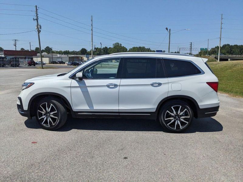2022 Honda Pilot Touring 7-Passenger in a Platinum White Pearl exterior color and Beigeinterior. Johnson Dodge 601-693-6343 pixelmotiondemo.com 