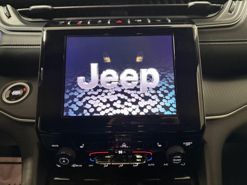 Used 2024 Jeep Grand Cherokee AltitudeImage 28