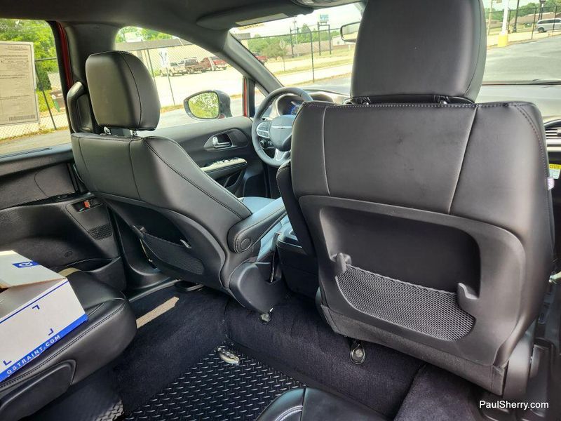 New 2025 Chrysler Voyager LXImage 57