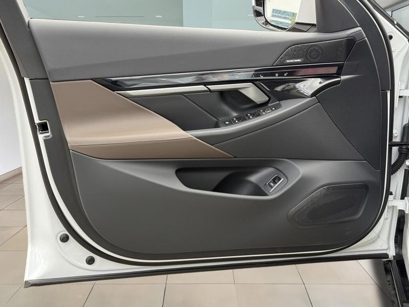 2025 BMW i5 eDrive40Image 18