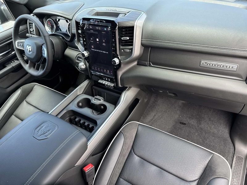 New 2026 RAM 1500 Laramie Crew Cab 4x2 5'7' Box