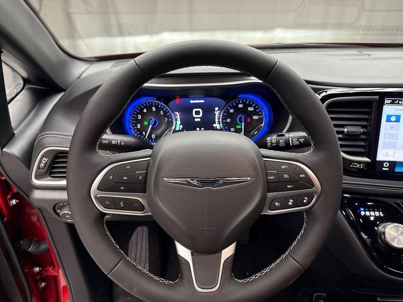 New 2026 Chrysler Pacifica SelectImage 9