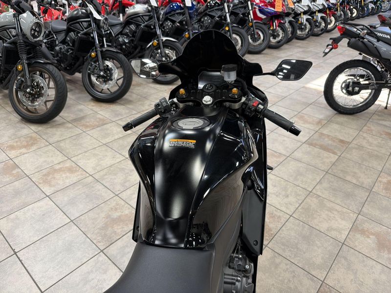 Used 2025 Yamaha YZF-R7 CA Image 25