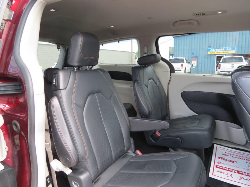 2020 Chrysler Pacifica Touring Plus photo 29