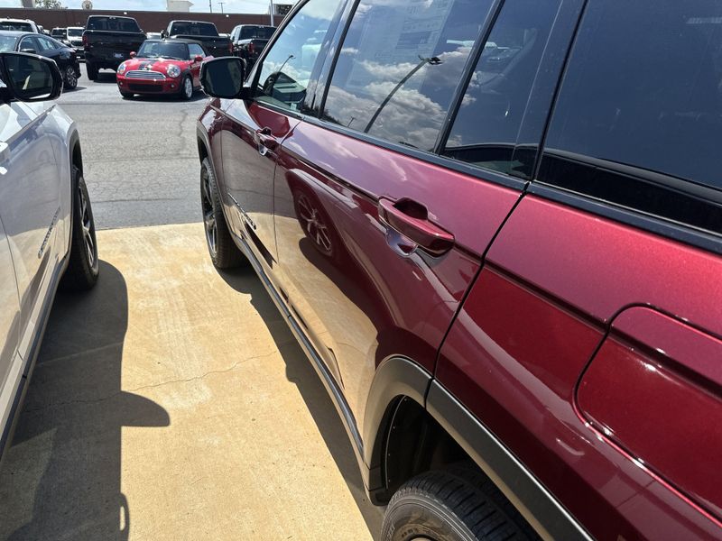 New 2025 Jeep Grand Cherokee L Limited 4x4Image 11