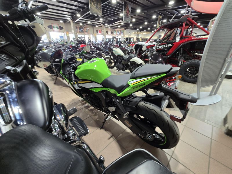 2025 Kawasaki NINJA ZX6R KRT EDITION LIME GREEN AND EBONY AND PEARL BLIZZARD WHITEImage 7