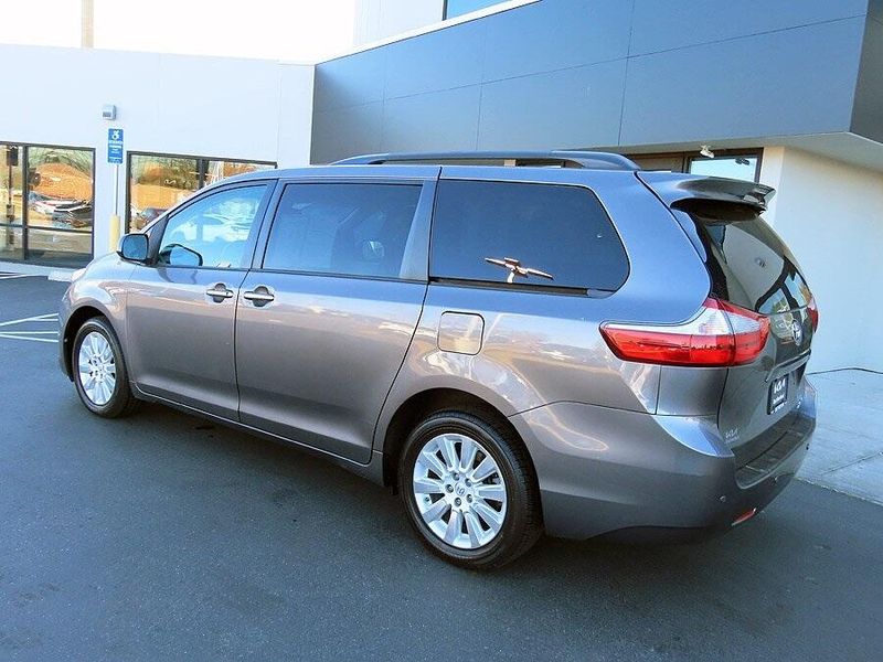 2016 Toyota Sienna LEImage 7