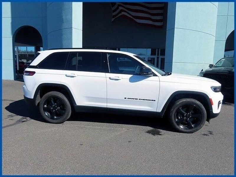 2023 Jeep Grand Cherokee AltitudeImage 2