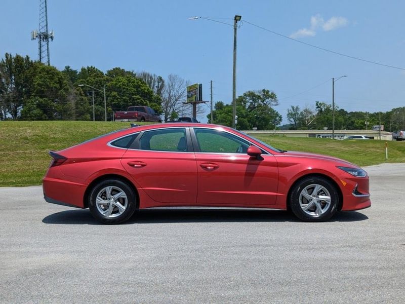 2021 Hyundai Sonata SE in a Calypso Red exterior color. Johnson Dodge 601-693-6343 pixelmotiondemo.com 