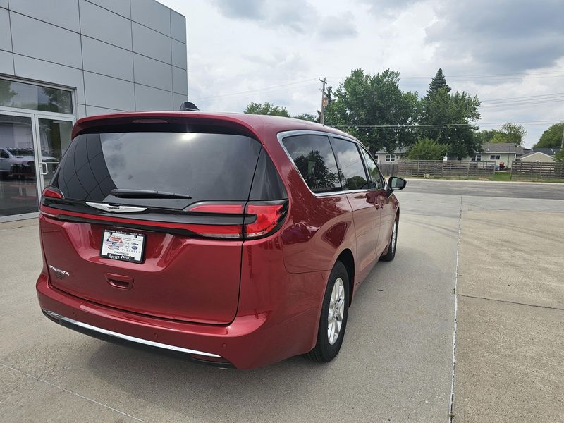 2025 Chrysler Pacifica SelectImage 7