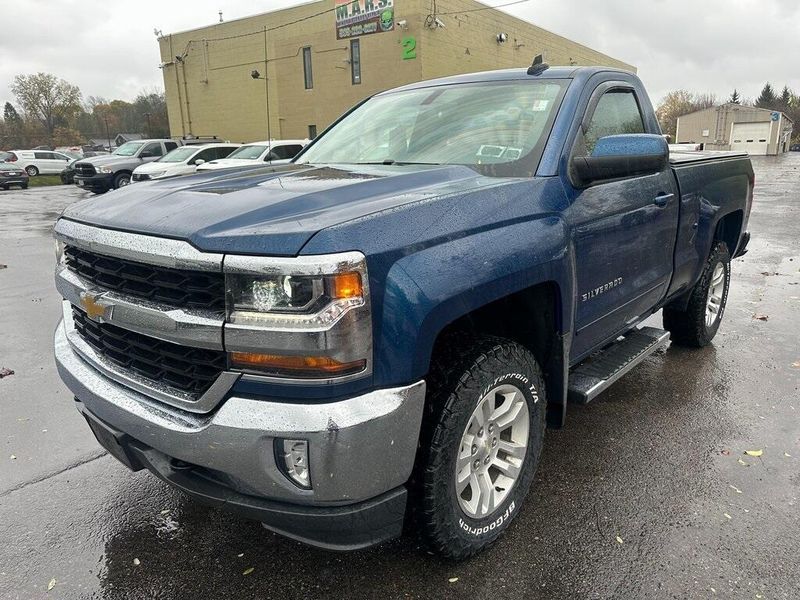 2017 Chevrolet Silverado 1500 LT photo 3