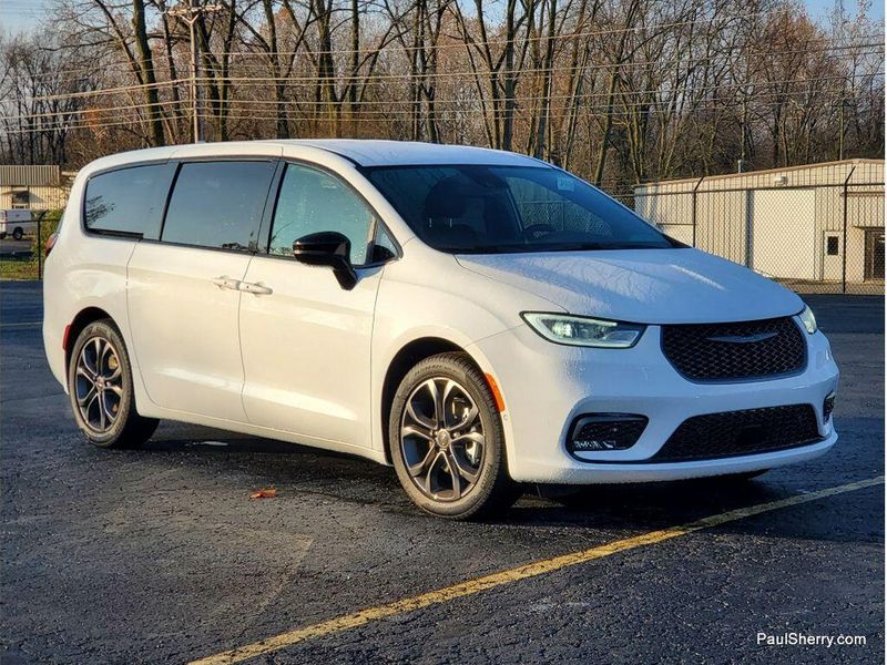 New 2026 Chrysler Pacifica Select