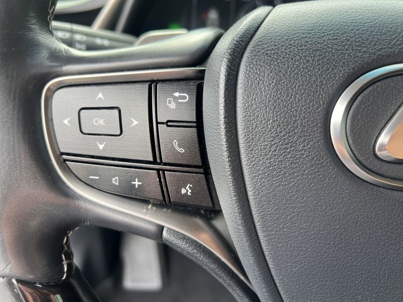 2019 Lexus ES 300hImage 11