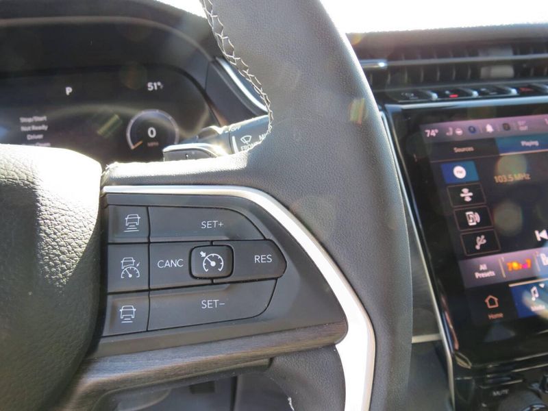 Used 2023 Jeep Grand Cherokee Limited 4x4 4dr SUVImage 16