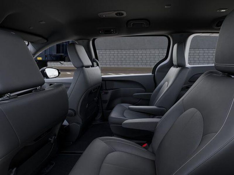 New 2027 Chrysler Pacifica SelectImage 23