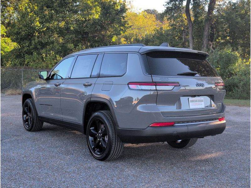 New 2027 Jeep Grand Cherokee L Limited 4x2Image 3