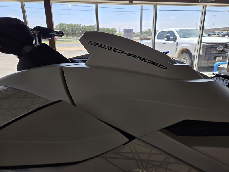 2025 Yamaha GP SVHO WAUDIO WHITE AND RACING BLUE Image 13