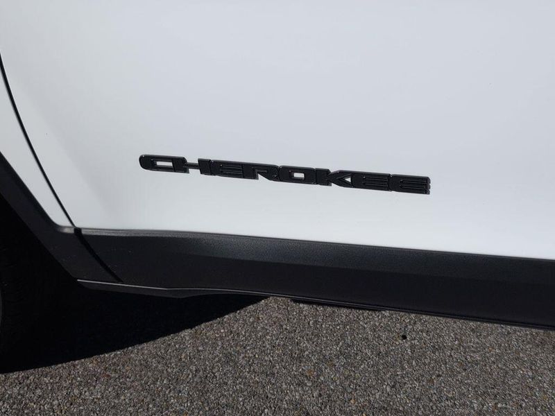 2023 Jeep Cherokee Altitude LuxImage 10