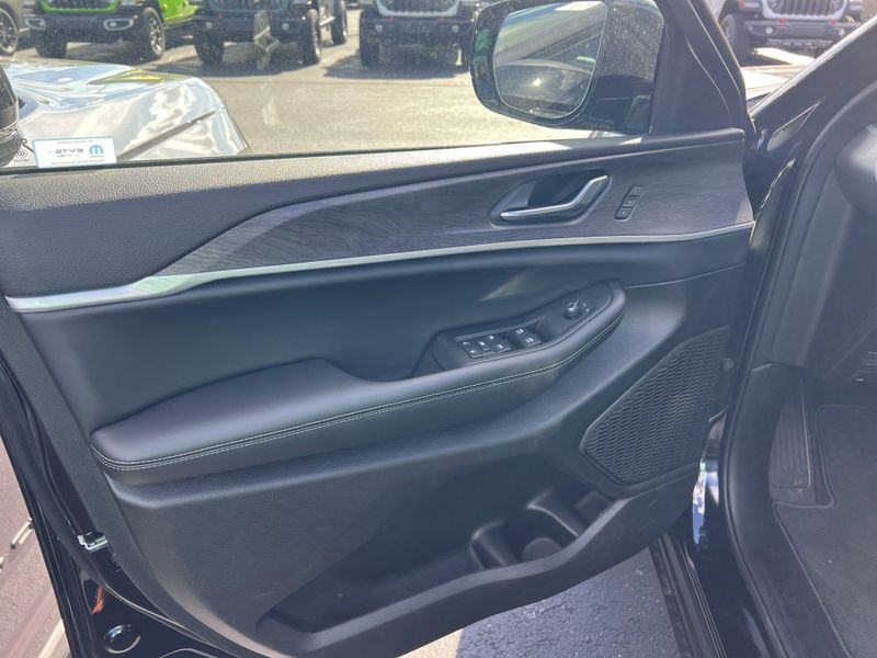 New 2025 Jeep Grand Cherokee L Limited 4x4Image 14