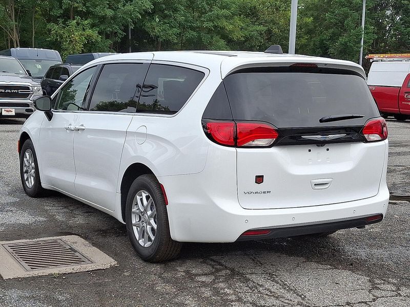 2026 Chrysler Voyager LX photo 4