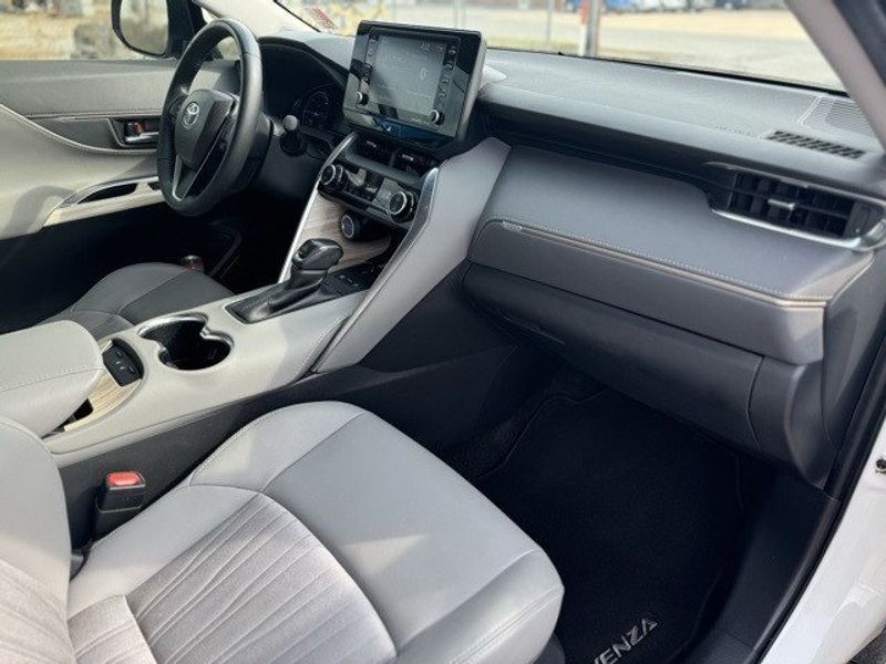 2021 Toyota Venza XLEImage 16