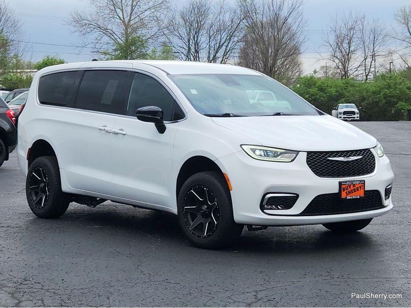 Used 2024 Chrysler Pacifica Touring