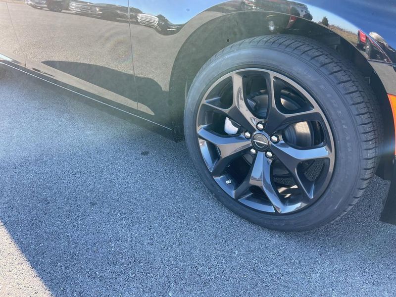 2023 Chrysler 300 Touring photo 8