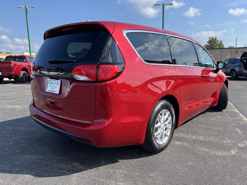 2026 Chrysler Voyager LX photo 4