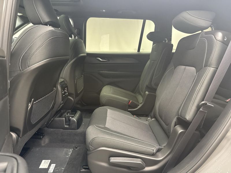 New 2027 Jeep Grand Cherokee L Laredo X 4x4Image 12