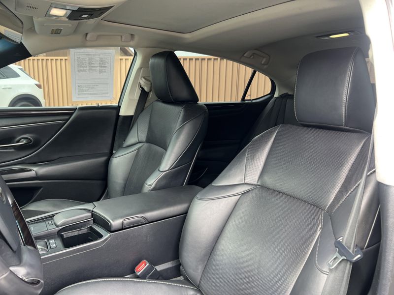 2019 Lexus ES 300hImage 7