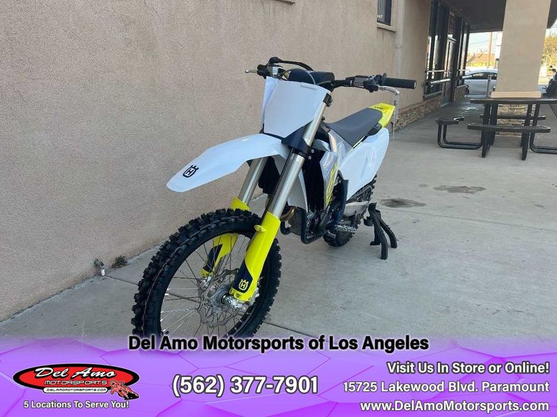 2024 HUSQVARNA FC 250  in a WHITE exterior color. Del Amo Motorsports of Los Angeles (562) 262-9181 delamomotorsports.com 