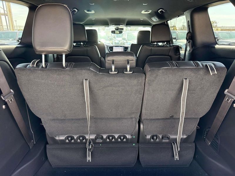New 2027 Chrysler Pacifica Select Awd