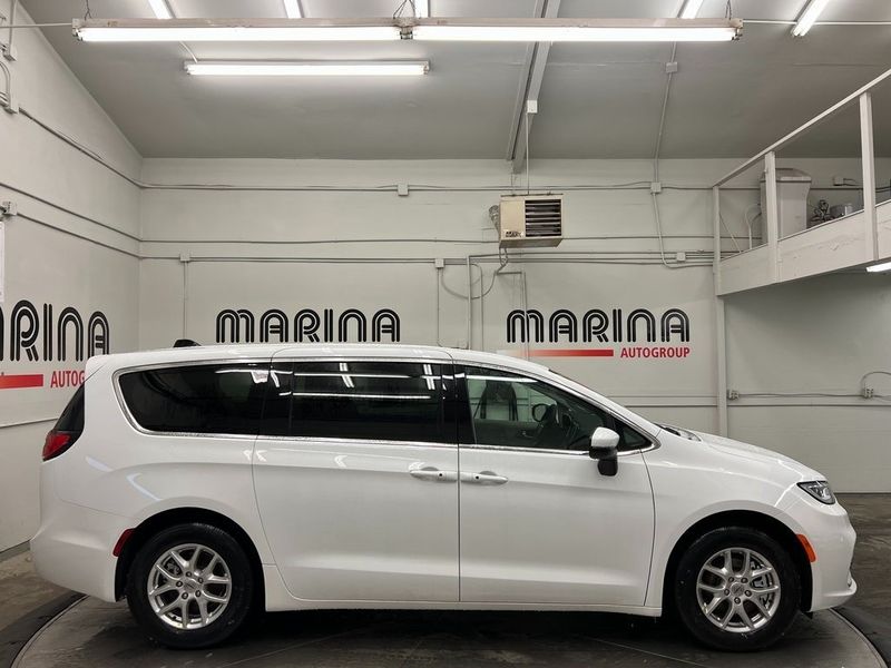 2023 Chrysler Pacifica Touring LImage 4