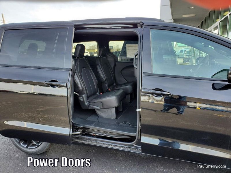 New 2026 Chrysler Pacifica Select